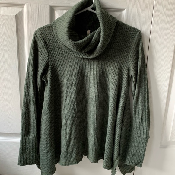 Green Swing Turtleneck - Picture 3 of 5